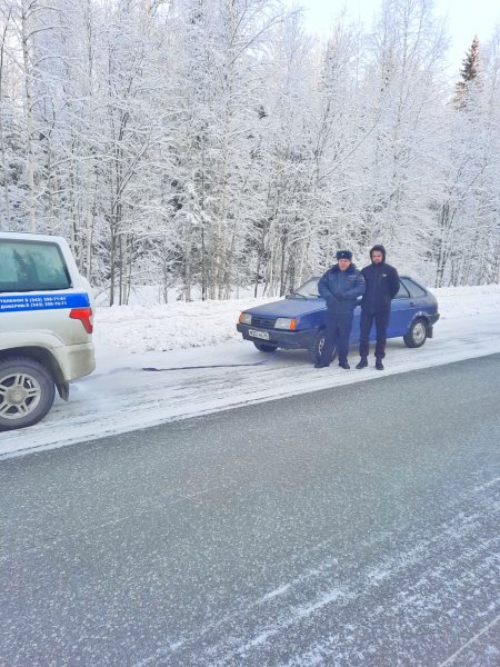 Сотрудники Госавтоинспекции Свердловской области оказывают помощь водителям, попавшим в мороз в непредвиденные ситуации в пути